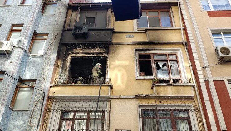Fatih’te 3 katlı binadaki yangında 4 kişi mahsur kaldı