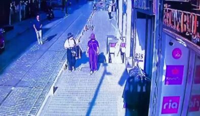 Fatih’te turistlerin cüzdanını çalan 2 kız tutuklandı