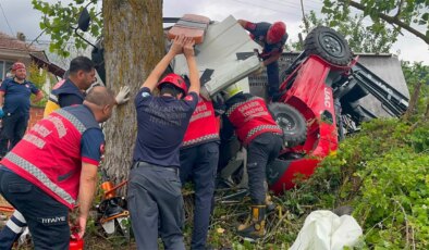 Forklift yüklü vinçli kamyonet devrildi, sıkışan sürücüyü itfaiye kurtardı