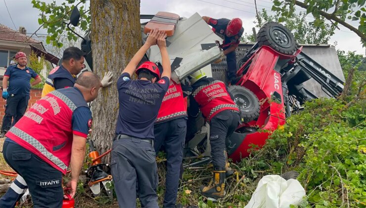 Forklift yüklü vinçli kamyonet devrildi, sıkışan sürücüyü itfaiye kurtardı