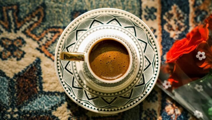 Günde kaç fincan kahve sağlığa yararlı? Bilim insanları sınır dozu ve enerji içeceklerindeki gizli tehlikeyi açıkladı