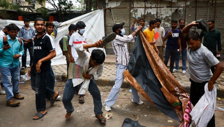 Hindistan’da Eğitim Bakanı Hamam Böceği Partisinin protestoları sonucunda istifa etti