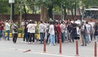 Hindistan’da Hamam Böceği Partisi’ne polis müdahale etti