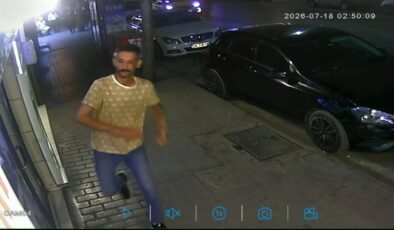 İş yerinin camını tekmeyle kıran şüpheliyi esnaf yakaladı