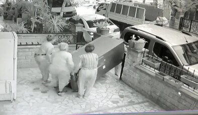 Kameralara yansıdı: 4 kadın, 100 kiloluk buzdolabını böyle çaldı