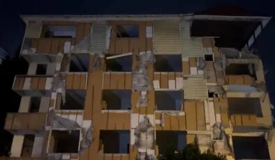 Kartal’da tahliye edilen 5 katlı binanın balkonları ve duvarı çöktü