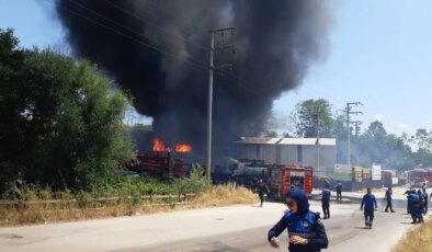 Kocaeli’nde fabrika yangını: 1 işçinin cansız bedenine ulaşıldı