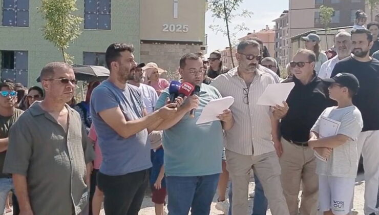 Mersin’de 15 aydır evlerine girmeyi bekleyen TOKİ mağdurlarından protesto