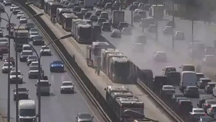 Metrobüste korku dolu anlar: Yangın çıktı, yolcular tahliye edildi