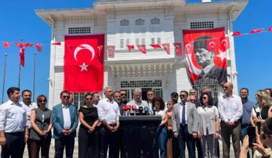Mudanya’da İsmet İnönü protestosu… Mudanya Belediye Başkanı Dalgıç: ‘Açık bir özür bekliyoruz’