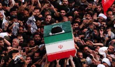 Necef’te yas ve sloganlar: Hamaney’in cenazesi Irak’ta