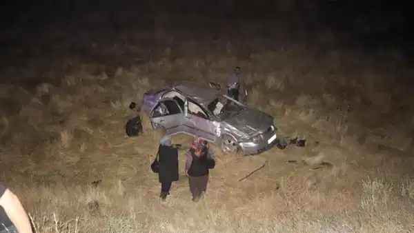 Otomobil takla atarak şarampole uçtu: 3 yaralı