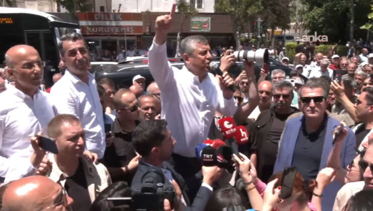 Özgür Özel Niğde’de bir bankın üzerinde: ‘Beni buraya sarayın gücü çıkarmadı’