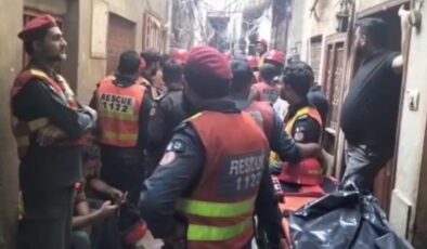 Pakistan’da 3 katlı bina çöktü: 14 ölü