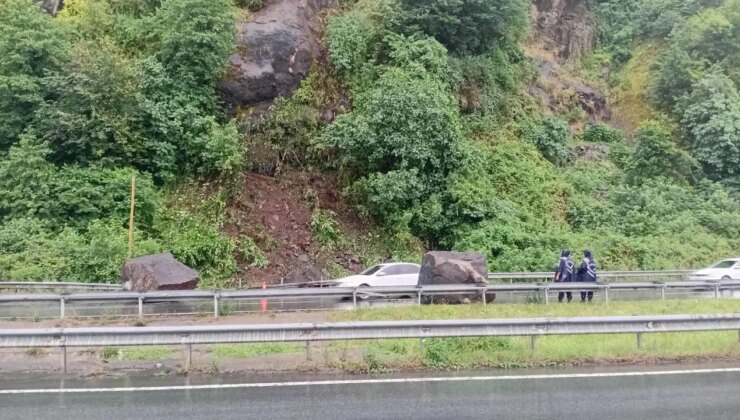 Rize’de dev kayalar sahil yoluna düştü