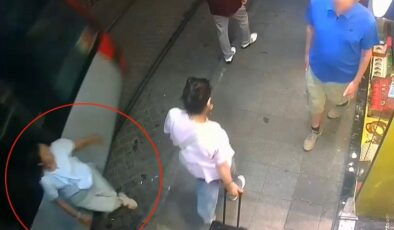 Sirkeci’de tramvay kadına çarptı