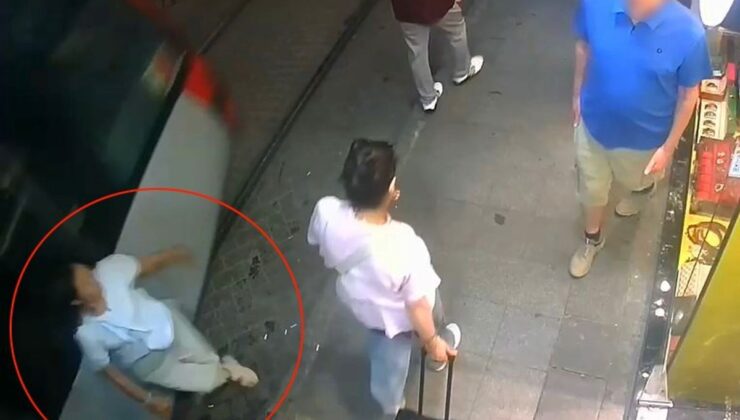 Sirkeci’de tramvay kadına çarptı