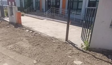 Tapu personeliyle tartışan belediye başkanı, kurumun önünü kazdırdı