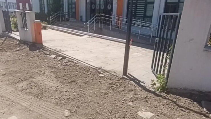 Tapu personeliyle tartışan belediye başkanı, kurumun önünü kazdırdı