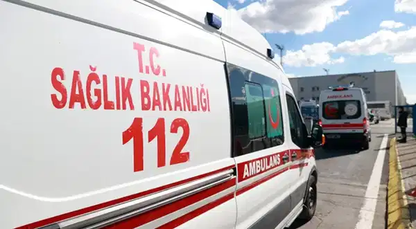 Yangına giden itfaiye aracı devrildi: 3 itfaiyeci yaralandı