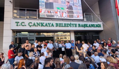 Yurttaşlar tutuklama sonrası belediye önünde toplandı: Güner’in suçu “Yürünecekse yol Özgür Özel’le yürünür” demesidir