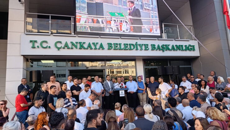 Yurttaşlar tutuklama sonrası belediye önünde toplandı: Güner’in suçu “Yürünecekse yol Özgür Özel’le yürünür” demesidir