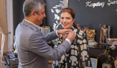 Ahmet Taner Kışlalı’nın eşi Nilüfer Kışlalı YENİ Parti’ye katıldı: Rozetini Özgür Özel taktı