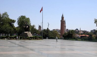 Antalya’da termometreler 40 dereceyi gösterdi: Kent merkezi boş kaldı