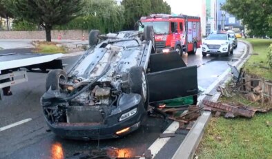 Ataşehir’de otomobil kaldırıma çarpıp takla attı: 2 yaralı