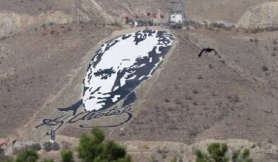 Atatürk portresinde yanlıştan dönüldü