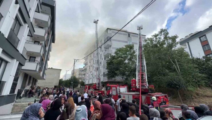 Avcılar’da Çatı Yangını Komşu Binaya Sıçradı