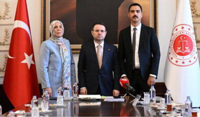 Bakan Gürlek, Muhsin Yazıcıoğlu’nun eşi ve oğlu ile bir araya geldi