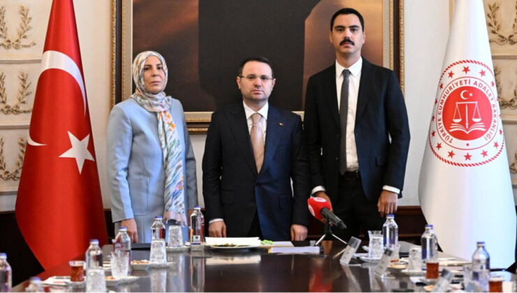 Bakan Gürlek, Muhsin Yazıcıoğlu’nun eşi ve oğlu ile bir araya geldi