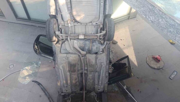 Bakırköy’de araç bina boşluğuna uçtu: 2 yaralı