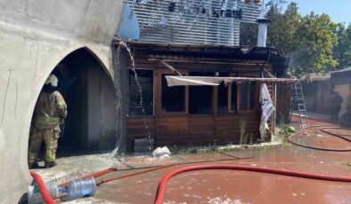 Bakırköy’de tadilattaki kafeden alevler yükseldi