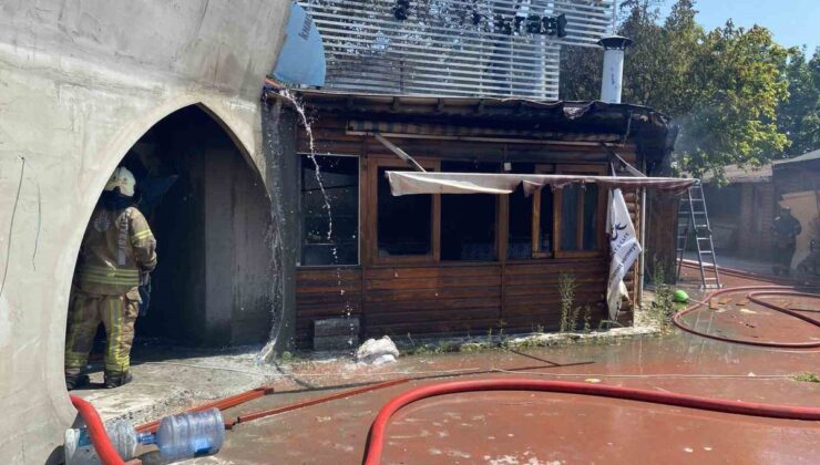 Bakırköy’de tadilattaki kafeden alevler yükseldi