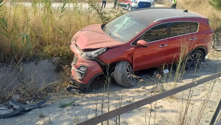 Bilecik’te faciadan dönüldü! Otomobil bankete düştü: 4 yaralı
