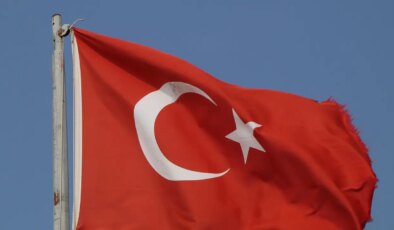 Burdur’da Türk bayrağına tüfekle zarar verildi: Valilikten açıklama geldi