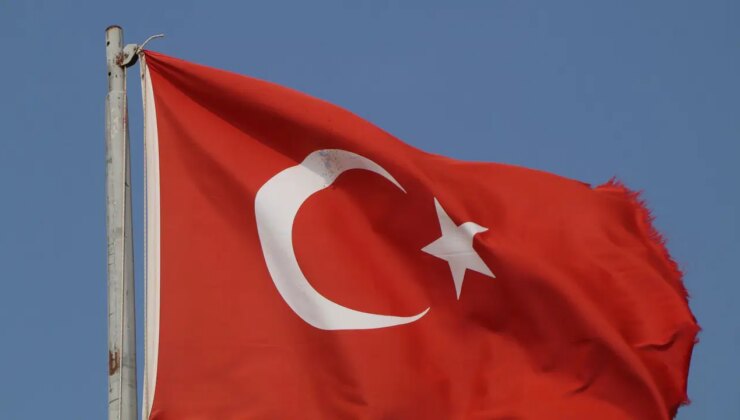 Burdur’da Türk bayrağına tüfekle zarar verildi: Valilikten açıklama geldi