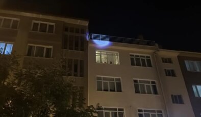 Çatıdan çatıya dolaştı, polisi saatlerce uğraştırdı
