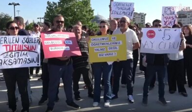 Cumhuriyet Üniversitesi Vakfı Okulları öğretmenlerinden ‘maaş’ eylemi