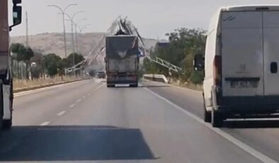 Damperi açık unutulan kamyon yön levhasını yıktı