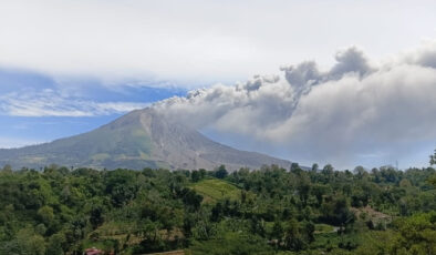 Endonezya’da Sinabung yanardağında patlama