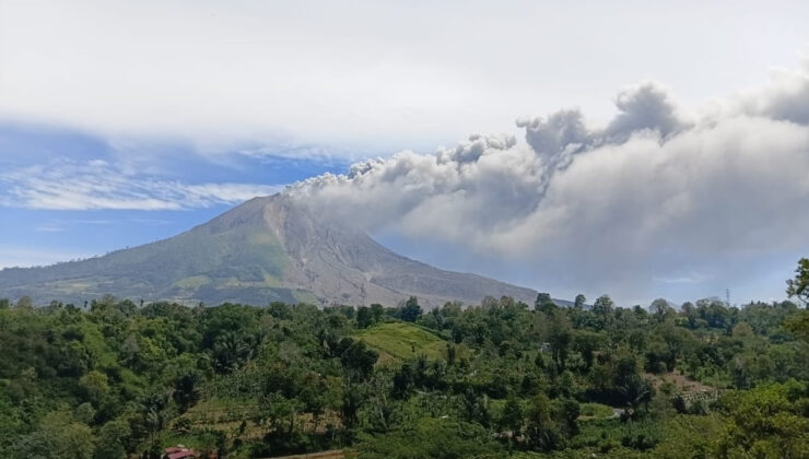 Endonezya’da Sinabung yanardağında patlama