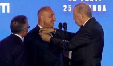 Erdoğan rozetleri taktı: 3 milletvekili ve 7 belediye başkanı AKP’ye katıldı