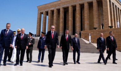 Erdoğan ve YAŞ üyeleri, Anıtkabir’i ziyaret etti