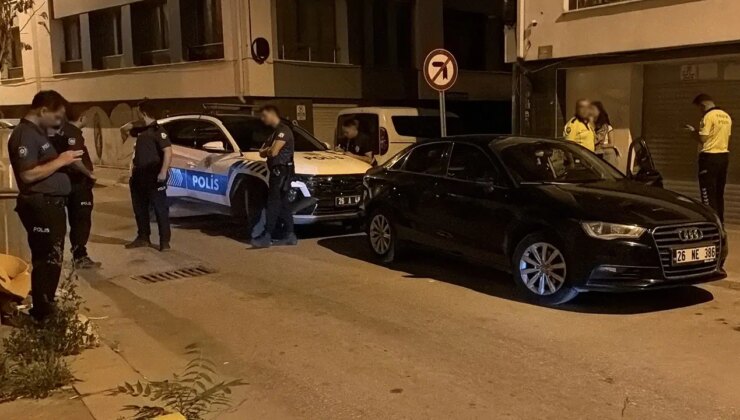 Eskişehir’de ‘dur’ ihtarına uymayan sürücü arkadaşlarını araçta bırakıp polisten kaçtı