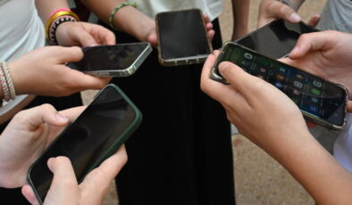Fransa’da liselerde cep telefonu yasağı yürürlüğe girdi