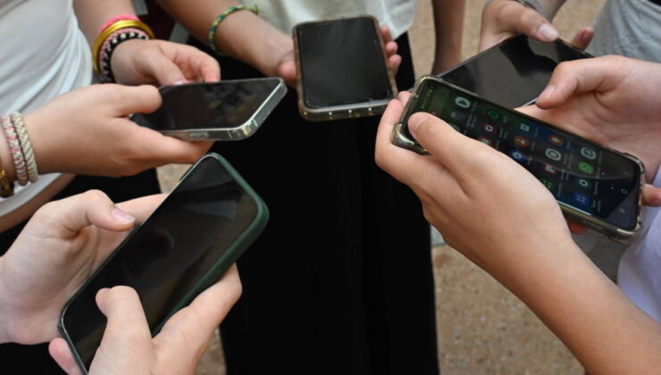 Fransa’da liselerde cep telefonu yasağı yürürlüğe girdi