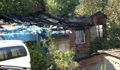 Gaziosmanpaşa’da gecekondu yangını: Alevler bitişikteki eve sıçradı
